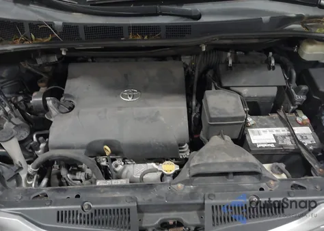 2015 Toyota Sienna Xle Premium 8 Passenger z USA, uszkodzony, nr VIN 5TDYK3DC8FS632978